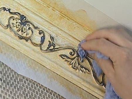 Покраска узора на потолочном плинтусе